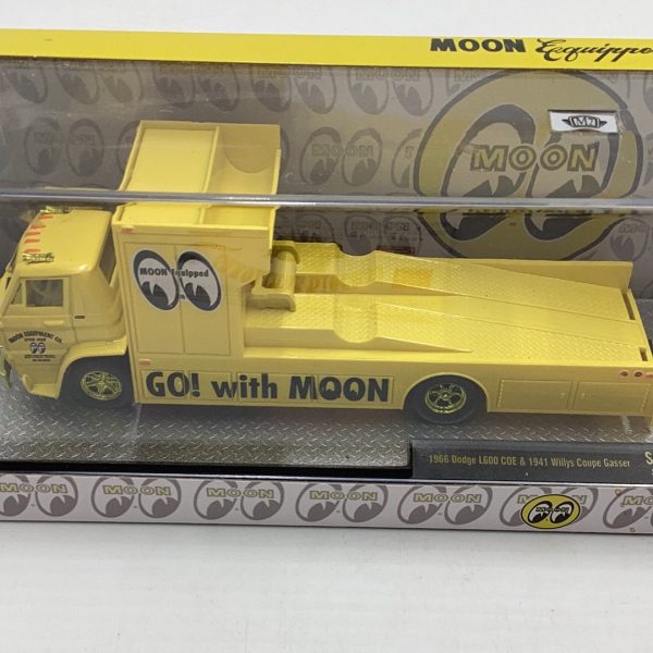 M2 Machines Mooneyes Chase 1966 Dodge L600 COE & 1941 Willys Coupe Gasser S40 Supply